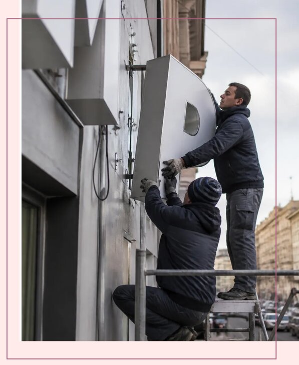 Изготовление и монтаж больших объемных букв в Куйбышеве